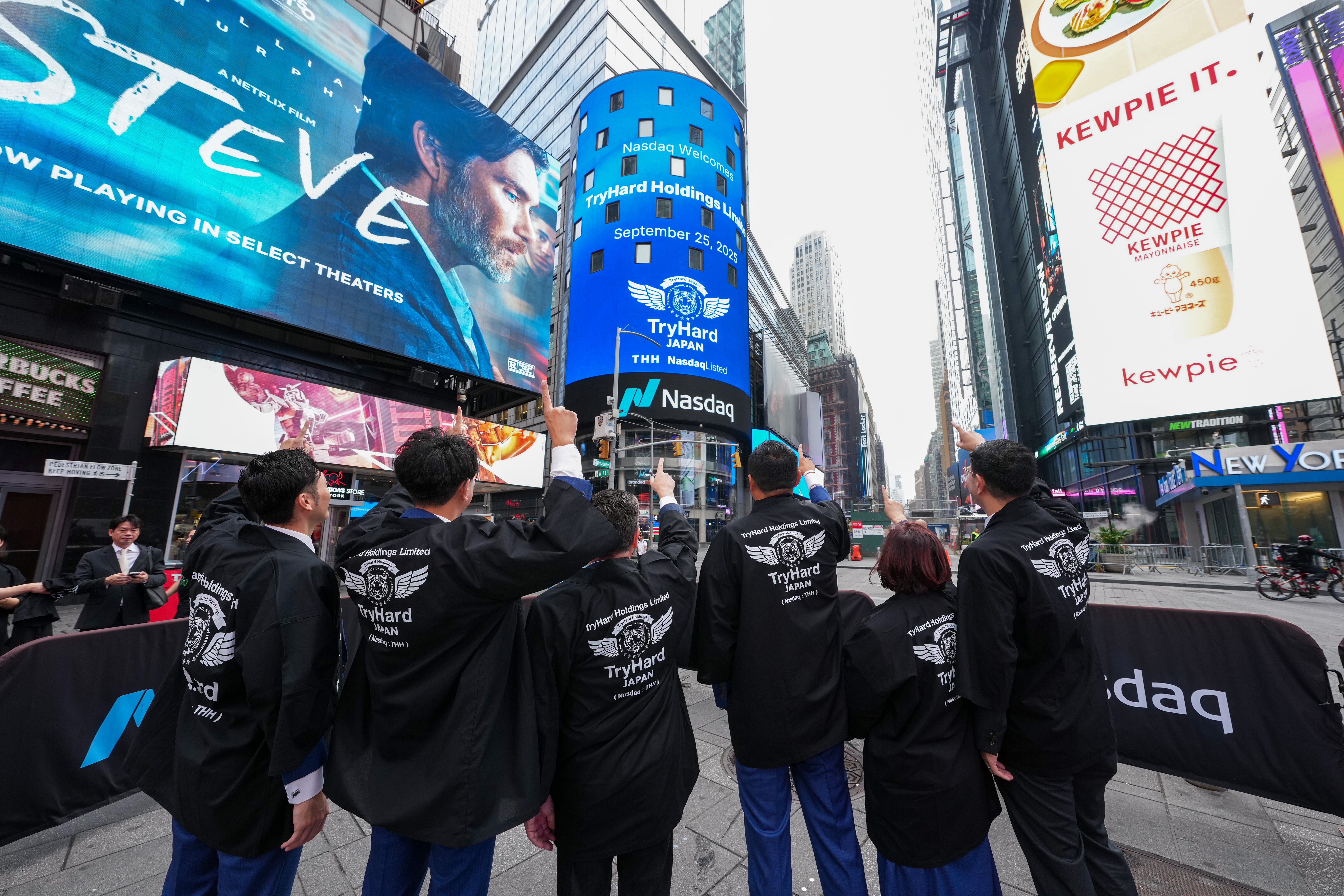 NYタイムズスクエア NASDAQタワーにて